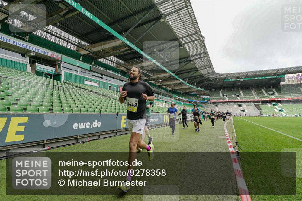 05.10.2025 - 20. swb-Marathon Bremen Michael Burmester http://msf.ph/oto/9278358 05.10.2025 10:31:00 Laufen im Stadion 7251, 7733, 9004, 9209, 9214, 9230, 9251, 9252, 9263, 9267, 9277, 9287, 9299, 9317, 9333, 9337, 9399, 9416, 9425, 9431, 9449, 9482, 9501, 9584, 9645, 9663, 9676, 9683, 9708, 9715, 9742, 9787, 9791, 9852, 9888, 9894, 9906, 9934, 9966, 9987, 10016, 10043, 10066, 10163, 10199, 10224, 10227, 10240, 10241, 10251, 10254, 10317, 10321, 10346, 10356, 10378, 10380, 10449, 10479, 10507, 10514, 10537, 10543, 10556, 10581, 10584, 10609, 10625, 10636, 10638, 10669, 9452 meine-sportfotos.de