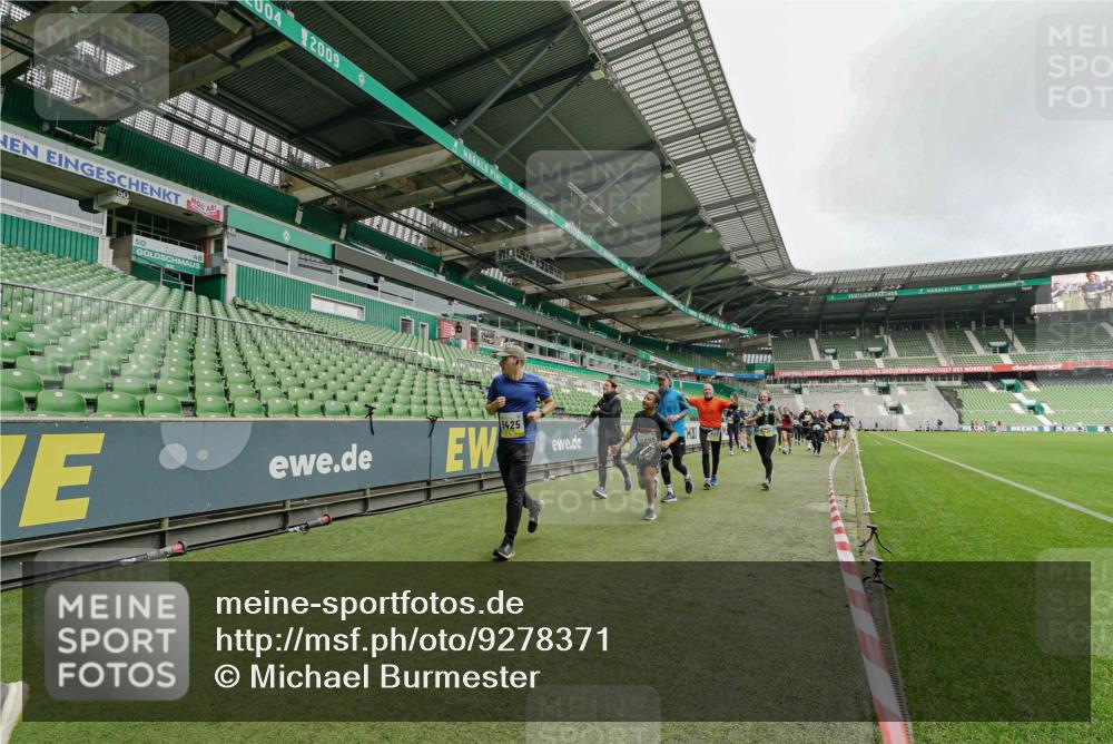 05.10.2025 - 20. swb-Marathon Bremen Michael Burmester http://msf.ph/oto/9278371 05.10.2025 10:31:01 Laufen im Stadion 7251, 7733, 9004, 9209, 9214, 9230, 9251, 9252, 9263, 9267, 9277, 9287, 9299, 9317, 9333, 9337, 9399, 9416, 9425, 9431, 9449, 9457, 9482, 9501, 9584, 9645, 9663, 9676, 9683, 9708, 9715, 9742, 9787, 9791, 9852, 9888, 9894, 9906, 9934, 9966, 9987, 10016, 10043, 10066, 10163, 10199, 10224, 10227, 10240, 10241, 10251, 10254, 10317, 10321, 10346, 10356, 10378, 10380, 10438, 10449, 10479, 10507, 10514, 10537, 10543, 10556, 10581, 10584, 10609, 10625, 10636, 10638, 10669 meine-sportfotos.de