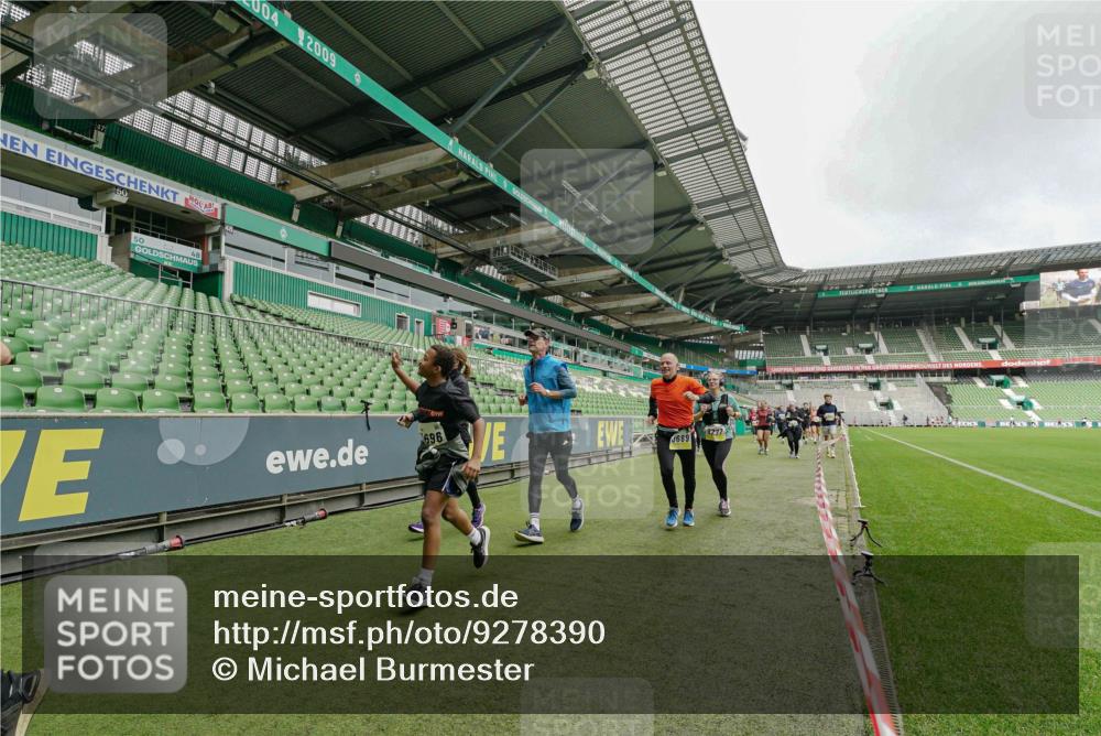 05.10.2025 - 20. swb-Marathon Bremen Michael Burmester http://msf.ph/oto/9278390 05.10.2025 10:31:02 Laufen im Stadion 7251, 7733, 9004, 9209, 9214, 9230, 9251, 9252, 9263, 9267, 9277, 9287, 9299, 9317, 9333, 9337, 9399, 9416, 9425, 9431, 9449, 9457, 9482, 9501, 9584, 9645, 9663, 9676, 9683, 9708, 9715, 9742, 9787, 9791, 9852, 9888, 9894, 9906, 9934, 9966, 9987, 10016, 10043, 10066, 10163, 10199, 10224, 10227, 10240, 10241, 10251, 10254, 10317, 10321, 10346, 10356, 10378, 10380, 10438, 10449, 10479, 10507, 10514, 10537, 10543, 10556, 10581, 10584, 10609, 10625, 10636, 10638, 10669 meine-sportfotos.de