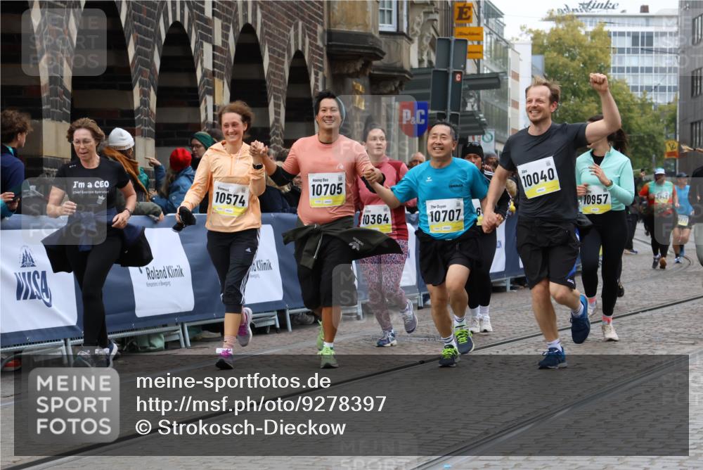 05.10.2025 - 20. swb-Marathon Bremen Strokosch-Dieckow http://msf.ph/oto/9278397 05.10.2025 11:13:40 Ziel 9242, 9899, 10040, 10364, 10433, 10574, 10705, 10707, 10957, 11060, 11068, 11264, 11385 meine-sportfotos.de