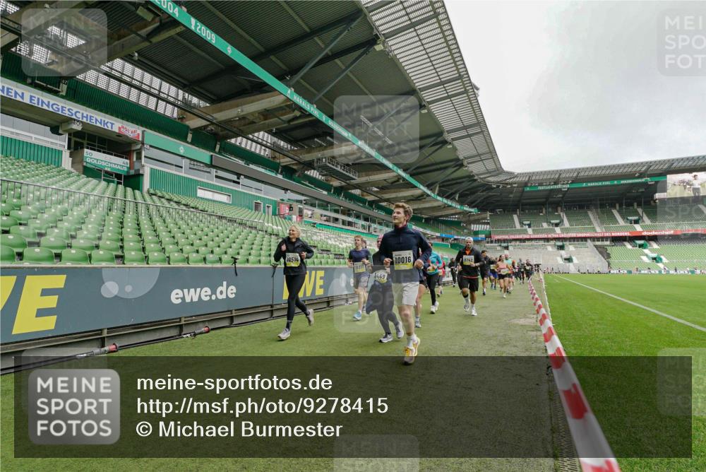 05.10.2025 - 20. swb-Marathon Bremen Michael Burmester http://msf.ph/oto/9278415 05.10.2025 10:31:06 Laufen im Stadion 7251, 7733, 9004, 9214, 9230, 9251, 9252, 9263, 9267, 9277, 9287, 9299, 9317, 9333, 9337, 9399, 9416, 9425, 9431, 9449, 9457, 9482, 9501, 9584, 9645, 9676, 9683, 9708, 9715, 9742, 9787, 9791, 9852, 9888, 9894, 9934, 9966, 9987, 10016, 10043, 10066, 10163, 10199, 10224, 10227, 10240, 10241, 10251, 10254, 10279, 10317, 10321, 10346, 10356, 10378, 10380, 10438, 10449, 10479, 10514, 10537, 10543, 10556, 10581, 10584, 10609, 10625, 10636, 10638, 10669, 7733, 9209, 9906 meine-sportfotos.de