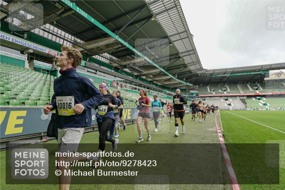 05.10.2025 - 20. swb-Marathon Bremen Michael Burmester http://msf.ph/oto/9278423 05.10.2025 10:31:07 Laufen im Stadion 7251, 9004, 9172, 9196, 9214, 9230, 9251, 9252, 9263, 9267, 9277, 9287, 9299, 9317, 9333, 9337, 9399, 9416, 9425, 9431, 9449, 9457, 9482, 9501, 9584, 9645, 9676, 9683, 9708, 9715, 9742, 9787, 9791, 9852, 9888, 9894, 9934, 9966, 9987, 10016, 10043, 10066, 10163, 10199, 10224, 10227, 10240, 10251, 10254, 10279, 10317, 10321, 10346, 10356, 10378, 10380, 10438, 10449, 10479, 10514, 10537, 10543, 10556, 10581, 10609, 10625, 10636, 10638, 10668, 10669, 7733, 9209, 9906 meine-sportfotos.de