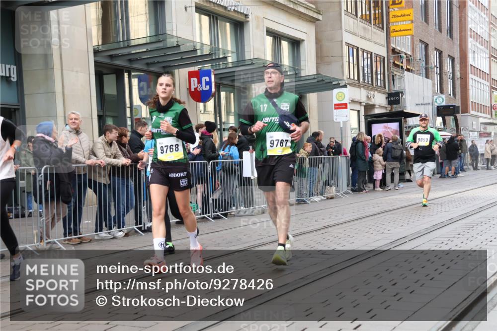 05.10.2025 - 20. swb-Marathon Bremen Strokosch-Dieckow http://msf.ph/oto/9278426 05.10.2025 11:14:58 Ziel 8844, 9441, 9643, 9767, 9768, 9959, 10647, 10976, 10984, 11293, 11635, 8844, 9441, 9643, 9767, 9768, 9959, 10647, 10976, 10984, 11293, 11635 meine-sportfotos.de