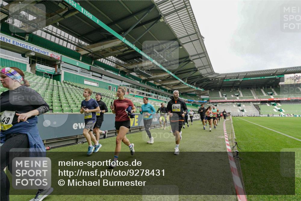 05.10.2025 - 20. swb-Marathon Bremen Michael Burmester http://msf.ph/oto/9278431 05.10.2025 10:31:08 Laufen im Stadion 7251, 9004, 9172, 9196, 9214, 9230, 9251, 9252, 9263, 9267, 9277, 9287, 9317, 9333, 9337, 9399, 9416, 9425, 9431, 9449, 9457, 9482, 9501, 9584, 9645, 9676, 9683, 9708, 9715, 9742, 9787, 9791, 9852, 9888, 9894, 9934, 9966, 9987, 10016, 10043, 10066, 10163, 10199, 10222, 10224, 10227, 10240, 10251, 10254, 10279, 10317, 10321, 10346, 10356, 10378, 10380, 10438, 10449, 10479, 10514, 10537, 10543, 10556, 10609, 10625, 10636, 10638, 10668, 10669, 7733, 9209, 9906 meine-sportfotos.de