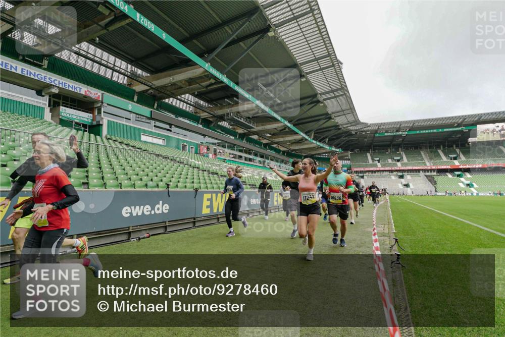 05.10.2025 - 20. swb-Marathon Bremen Michael Burmester http://msf.ph/oto/9278460 05.10.2025 10:31:10 Laufen im Stadion 7251, 9004, 9172, 9196, 9214, 9230, 9251, 9252, 9263, 9267, 9277, 9287, 9333, 9337, 9399, 9416, 9425, 9431, 9449, 9457, 9482, 9501, 9584, 9645, 9676, 9683, 9708, 9715, 9742, 9787, 9791, 9852, 9888, 9894, 9934, 9987, 10016, 10043, 10066, 10163, 10199, 10222, 10240, 10251, 10254, 10279, 10317, 10321, 10356, 10378, 10380, 10438, 10449, 10479, 10514, 10537, 10543, 10556, 10609, 10625, 10636, 10638, 10668, 10669, 10743, 7733, 9209, 9906 meine-sportfotos.de