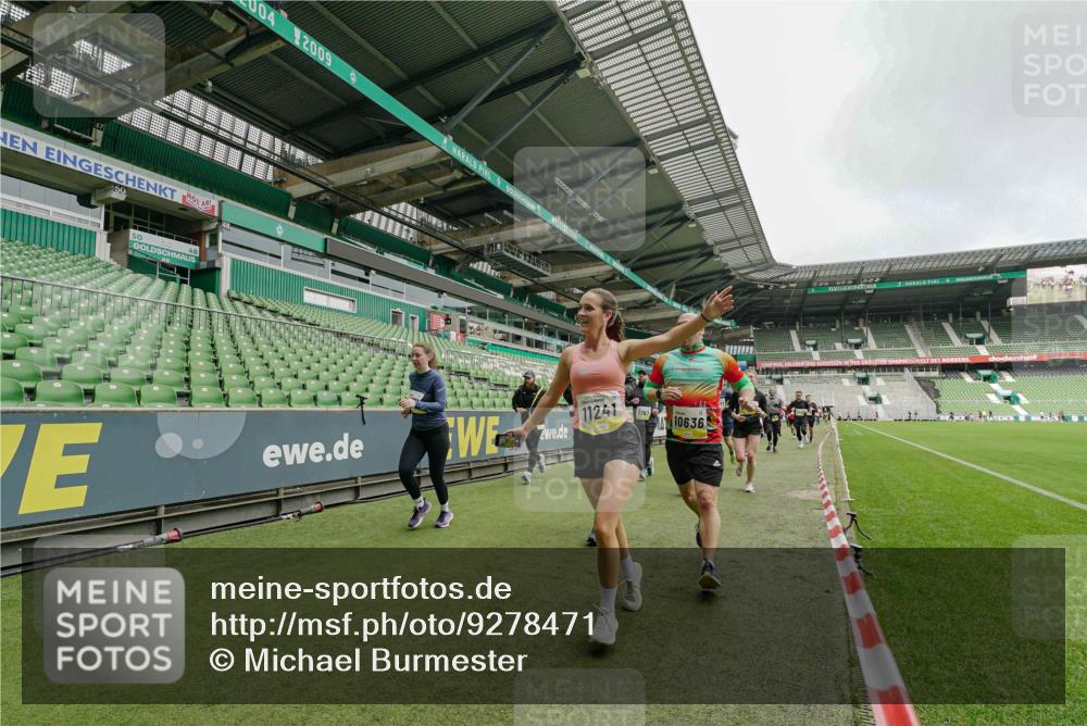 05.10.2025 - 20. swb-Marathon Bremen Michael Burmester http://msf.ph/oto/9278471 05.10.2025 10:31:11 Laufen im Stadion 7251, 9004, 9172, 9196, 9214, 9230, 9251, 9252, 9263, 9267, 9277, 9287, 9333, 9337, 9399, 9416, 9425, 9431, 9449, 9457, 9482, 9501, 9584, 9645, 9676, 9683, 9708, 9715, 9742, 9787, 9791, 9852, 9888, 9894, 9934, 9987, 10016, 10043, 10066, 10163, 10199, 10222, 10240, 10251, 10254, 10279, 10317, 10321, 10356, 10378, 10380, 10438, 10449, 10479, 10514, 10537, 10543, 10556, 10609, 10625, 10636, 10638, 10655, 10668, 10669, 10743, 7733, 9209, 9906 meine-sportfotos.de