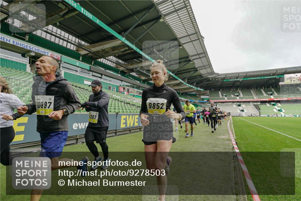 05.10.2025 - 20. swb-Marathon Bremen Michael Burmester http://msf.ph/oto/9278503 05.10.2025 10:31:13 Laufen im Stadion 7251, 9004, 9172, 9196, 9214, 9230, 9252, 9263, 9267, 9277, 9287, 9333, 9337, 9399, 9416, 9425, 9431, 9449, 9457, 9482, 9501, 9506, 9584, 9645, 9676, 9683, 9708, 9715, 9742, 9787, 9791, 9852, 9894, 9934, 9987, 10016, 10066, 10163, 10199, 10222, 10240, 10251, 10254, 10279, 10317, 10321, 10356, 10378, 10380, 10438, 10449, 10479, 10514, 10537, 10543, 10556, 10609, 10625, 10636, 10638, 10655, 10668, 10669, 10698, 10743, 7733, 9209, 9251, 9906 meine-sportfotos.de