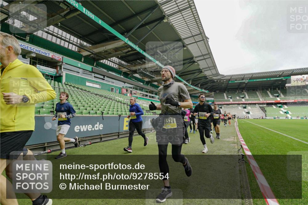 05.10.2025 - 20. swb-Marathon Bremen Michael Burmester http://msf.ph/oto/9278554 05.10.2025 10:31:16 Laufen im Stadion 7251, 9004, 9172, 9196, 9214, 9230, 9252, 9263, 9267, 9277, 9287, 9333, 9337, 9399, 9416, 9425, 9431, 9449, 9457, 9501, 9506, 9584, 9645, 9676, 9683, 9708, 9715, 9742, 9787, 9791, 9852, 9894, 9903, 9934, 9987, 10014, 10016, 10066, 10163, 10199, 10222, 10240, 10251, 10279, 10317, 10321, 10356, 10378, 10380, 10438, 10449, 10479, 10514, 10537, 10543, 10556, 10609, 10625, 10636, 10638, 10655, 10668, 10669, 10698, 10743, 7733, 9209, 9251, 9906 meine-sportfotos.de