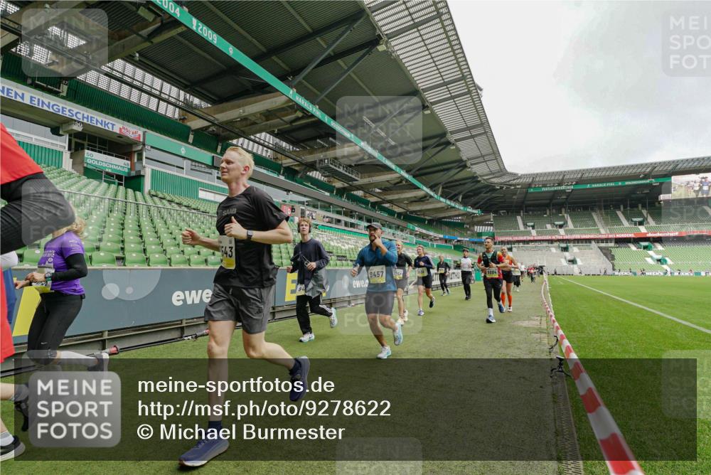 05.10.2025 - 20. swb-Marathon Bremen Michael Burmester http://msf.ph/oto/9278622 05.10.2025 10:31:20 Laufen im Stadion 7251, 9004, 9172, 9196, 9214, 9230, 9252, 9263, 9267, 9277, 9287, 9333, 9337, 9399, 9416, 9425, 9431, 9449, 9457, 9506, 9584, 9645, 9676, 9683, 9708, 9715, 9742, 9787, 9791, 9852, 9894, 9903, 9934, 10014, 10016, 10020, 10066, 10163, 10199, 10222, 10240, 10251, 10279, 10317, 10321, 10356, 10378, 10380, 10438, 10449, 10479, 10514, 10537, 10543, 10556, 10609, 10636, 10638, 10655, 10668, 10669, 10698, 10719, 10743, 7733, 9209, 9230, 9251, 9906 meine-sportfotos.de