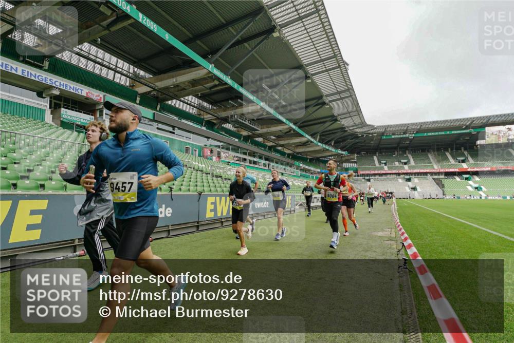 05.10.2025 - 20. swb-Marathon Bremen Michael Burmester http://msf.ph/oto/9278630 05.10.2025 10:31:21 Laufen im Stadion 7251, 9004, 9172, 9196, 9214, 9252, 9263, 9267, 9277, 9287, 9333, 9337, 9399, 9416, 9425, 9431, 9449, 9457, 9506, 9584, 9645, 9676, 9683, 9708, 9715, 9742, 9787, 9791, 9852, 9894, 9903, 9934, 10014, 10016, 10020, 10066, 10163, 10199, 10222, 10240, 10251, 10279, 10317, 10321, 10356, 10378, 10380, 10438, 10449, 10479, 10514, 10537, 10543, 10556, 10609, 10636, 10638, 10655, 10668, 10669, 10698, 10719, 10743, 7733, 9209, 9230, 9251, 9906 meine-sportfotos.de