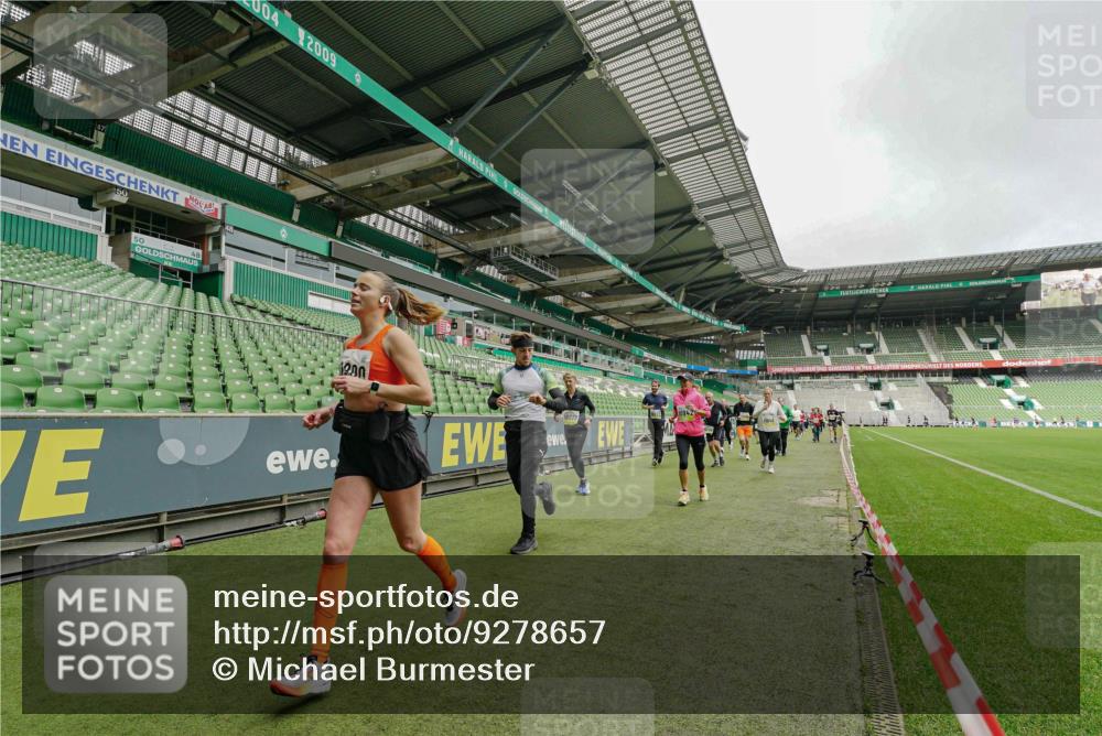 05.10.2025 - 20. swb-Marathon Bremen Michael Burmester http://msf.ph/oto/9278657 05.10.2025 10:31:23 Laufen im Stadion 7251, 9004, 9172, 9196, 9214, 9252, 9256, 9263, 9267, 9277, 9287, 9333, 9337, 9399, 9416, 9425, 9431, 9449, 9457, 9506, 9581, 9584, 9645, 9676, 9683, 9708, 9715, 9742, 9787, 9791, 9852, 9894, 9903, 9934, 10014, 10016, 10020, 10029, 10066, 10163, 10199, 10222, 10226, 10240, 10251, 10279, 10310, 10317, 10321, 10335, 10356, 10380, 10438, 10449, 10479, 10514, 10537, 10543, 10556, 10609, 10636, 10638, 10655, 10668, 10669, 10698, 10719, 10743, 7733, 9209, 9230, 9251, 9906 meine-sportfotos.de