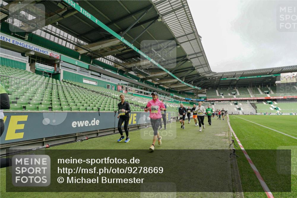 05.10.2025 - 20. swb-Marathon Bremen Michael Burmester http://msf.ph/oto/9278669 05.10.2025 10:31:24 Laufen im Stadion 7251, 9004, 9172, 9196, 9214, 9252, 9256, 9263, 9267, 9277, 9287, 9333, 9337, 9399, 9416, 9425, 9431, 9449, 9457, 9506, 9581, 9584, 9645, 9676, 9683, 9708, 9715, 9742, 9787, 9791, 9852, 9894, 9903, 9934, 10014, 10016, 10020, 10029, 10066, 10163, 10199, 10222, 10226, 10240, 10251, 10279, 10310, 10317, 10321, 10335, 10356, 10380, 10438, 10449, 10479, 10514, 10537, 10543, 10556, 10609, 10636, 10638, 10655, 10668, 10669, 10698, 10719, 10743, 7733, 9209, 9230, 9251 meine-sportfotos.de
