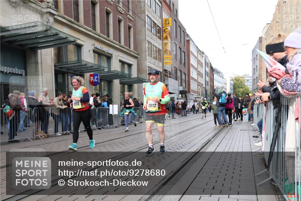 05.10.2025 - 20. swb-Marathon Bremen Strokosch-Dieckow http://msf.ph/oto/9278680 05.10.2025 11:15:08 Ziel 8844, 9441, 9567, 9643, 9767, 9768, 9959, 10976, 11112, 11113, 8844, 9441, 9567, 9643, 9767, 9768, 9959, 10976, 11112, 11113 meine-sportfotos.de