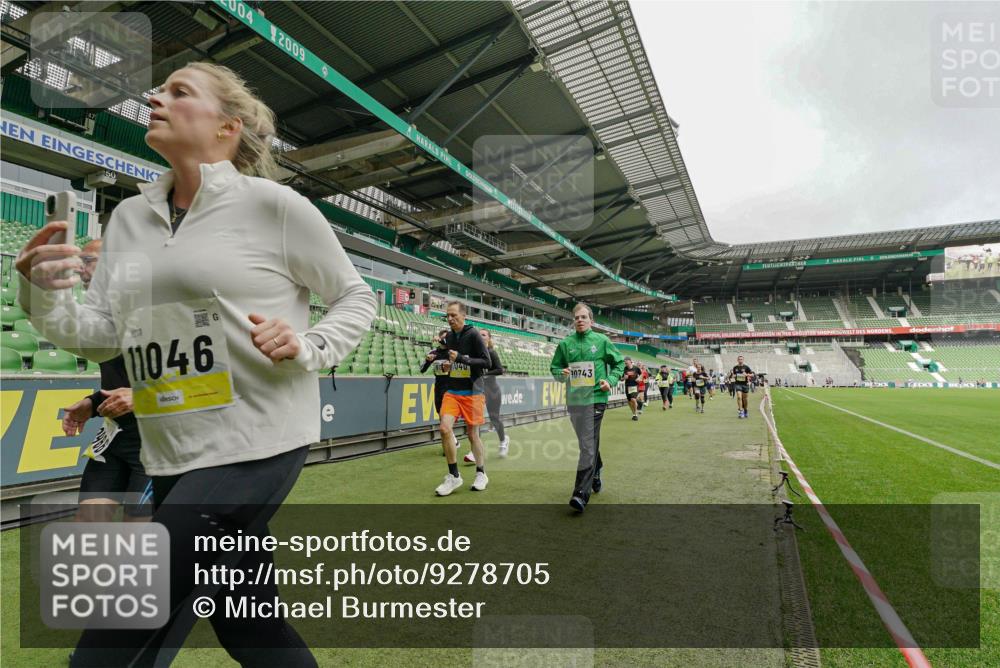 05.10.2025 - 20. swb-Marathon Bremen Michael Burmester http://msf.ph/oto/9278705 05.10.2025 10:31:27 Laufen im Stadion 7251, 8888, 9004, 9172, 9196, 9252, 9256, 9263, 9267, 9277, 9287, 9337, 9399, 9416, 9425, 9431, 9449, 9457, 9506, 9581, 9584, 9645, 9676, 9683, 9708, 9715, 9742, 9791, 9852, 9903, 9934, 10014, 10016, 10020, 10029, 10163, 10199, 10206, 10222, 10226, 10240, 10279, 10296, 10310, 10317, 10321, 10335, 10356, 10438, 10449, 10479, 10514, 10537, 10543, 10609, 10636, 10638, 10655, 10668, 10669, 10698, 10719, 10743, 9214, 9230, 9251 meine-sportfotos.de