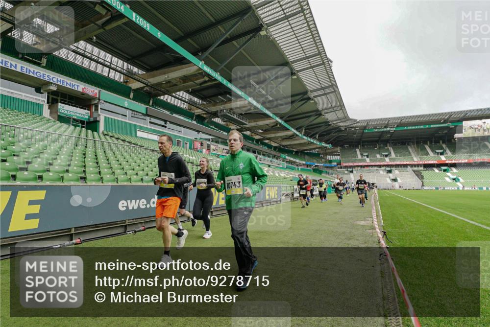 05.10.2025 - 20. swb-Marathon Bremen Michael Burmester http://msf.ph/oto/9278715 05.10.2025 10:31:28 Laufen im Stadion 7251, 8888, 9004, 9172, 9196, 9226, 9252, 9256, 9263, 9267, 9277, 9287, 9337, 9399, 9416, 9425, 9431, 9449, 9457, 9506, 9581, 9584, 9645, 9676, 9683, 9708, 9715, 9742, 9791, 9852, 9903, 9934, 10014, 10016, 10020, 10029, 10163, 10199, 10206, 10222, 10226, 10240, 10279, 10296, 10310, 10317, 10321, 10335, 10356, 10438, 10449, 10479, 10514, 10537, 10543, 10609, 10636, 10638, 10655, 10668, 10669, 10698, 10719, 10743, 9214, 9230, 9251 meine-sportfotos.de
