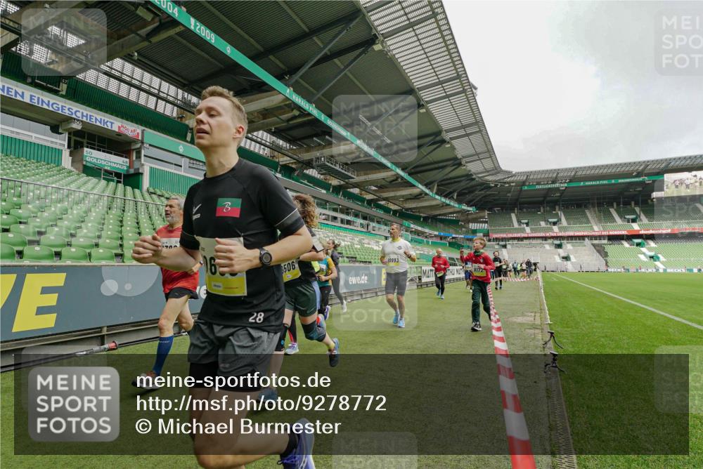 05.10.2025 - 20. swb-Marathon Bremen Michael Burmester http://msf.ph/oto/9278772 05.10.2025 10:31:33 Laufen im Stadion 7193, 7251, 8888, 9004, 9172, 9196, 9226, 9252, 9256, 9263, 9267, 9277, 9287, 9337, 9415, 9416, 9425, 9431, 9449, 9457, 9506, 9581, 9584, 9683, 9708, 9715, 9742, 9791, 9852, 9871, 9903, 9934, 10014, 10016, 10020, 10029, 10057, 10163, 10199, 10206, 10222, 10226, 10240, 10279, 10296, 10310, 10317, 10321, 10335, 10356, 10438, 10449, 10479, 10514, 10537, 10543, 10609, 10636, 10638, 10655, 10668, 10669, 10698, 10719, 10743, 9214, 9230 meine-sportfotos.de