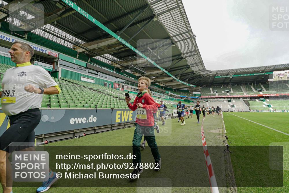 05.10.2025 - 20. swb-Marathon Bremen Michael Burmester http://msf.ph/oto/9278802 05.10.2025 10:31:34 Laufen im Stadion 7193, 7251, 8888, 9004, 9172, 9196, 9226, 9252, 9256, 9263, 9267, 9277, 9287, 9337, 9415, 9416, 9425, 9431, 9449, 9457, 9506, 9581, 9584, 9683, 9708, 9715, 9742, 9791, 9852, 9871, 9903, 9934, 10014, 10016, 10020, 10029, 10057, 10163, 10199, 10206, 10222, 10226, 10240, 10279, 10296, 10310, 10317, 10321, 10335, 10356, 10438, 10449, 10479, 10514, 10537, 10543, 10609, 10636, 10638, 10655, 10668, 10669, 10698, 10719, 10743, 9214, 9230 meine-sportfotos.de