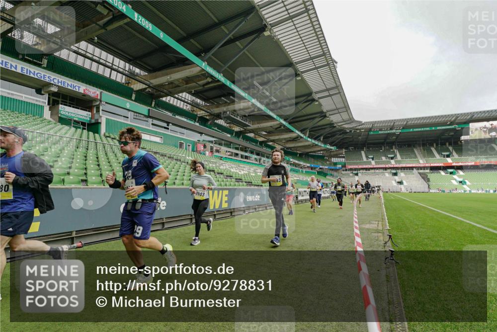 05.10.2025 - 20. swb-Marathon Bremen Michael Burmester http://msf.ph/oto/9278831 05.10.2025 10:31:37 Laufen im Stadion 7193, 7251, 8888, 9004, 9172, 9196, 9226, 9252, 9256, 9263, 9267, 9277, 9287, 9337, 9415, 9416, 9425, 9431, 9449, 9457, 9506, 9581, 9584, 9708, 9715, 9742, 9791, 9807, 9852, 9871, 9903, 9934, 10014, 10016, 10019, 10020, 10029, 10057, 10163, 10199, 10206, 10222, 10226, 10240, 10279, 10296, 10310, 10317, 10321, 10335, 10356, 10369, 10438, 10449, 10468, 10479, 10514, 10537, 10543, 10609, 10636, 10638, 10655, 10662, 10668, 10669, 10698, 10719, 10743, 9214, 9230 meine-sportfotos.de