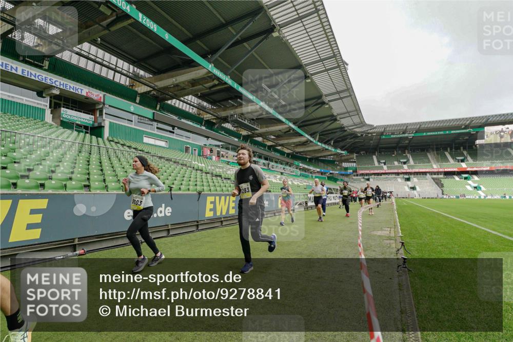 05.10.2025 - 20. swb-Marathon Bremen Michael Burmester http://msf.ph/oto/9278841 05.10.2025 10:31:38 Laufen im Stadion 7193, 7251, 8888, 9004, 9172, 9196, 9226, 9252, 9256, 9263, 9267, 9277, 9287, 9337, 9415, 9416, 9425, 9431, 9449, 9457, 9506, 9581, 9584, 9715, 9742, 9791, 9807, 9852, 9871, 9903, 9934, 10014, 10016, 10019, 10020, 10029, 10057, 10163, 10199, 10206, 10222, 10226, 10240, 10279, 10296, 10310, 10317, 10321, 10335, 10356, 10369, 10438, 10449, 10468, 10514, 10537, 10543, 10609, 10616, 10636, 10638, 10655, 10662, 10668, 10669, 10698, 10719, 10743, 9214, 9230 meine-sportfotos.de