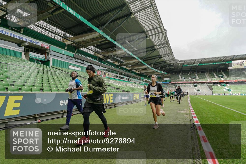 05.10.2025 - 20. swb-Marathon Bremen Michael Burmester http://msf.ph/oto/9278894 05.10.2025 10:31:42 Laufen im Stadion 7193, 7251, 8888, 9004, 9172, 9196, 9226, 9252, 9256, 9263, 9267, 9277, 9287, 9337, 9415, 9431, 9449, 9457, 9506, 9581, 9584, 9715, 9742, 9791, 9807, 9852, 9871, 9903, 9934, 10014, 10016, 10019, 10020, 10029, 10057, 10163, 10199, 10206, 10222, 10226, 10240, 10279, 10296, 10310, 10317, 10321, 10327, 10335, 10356, 10369, 10438, 10449, 10468, 10514, 10537, 10543, 10609, 10616, 10636, 10638, 10655, 10662, 10668, 10669, 10698, 10719, 10743, 10785, 9214 meine-sportfotos.de