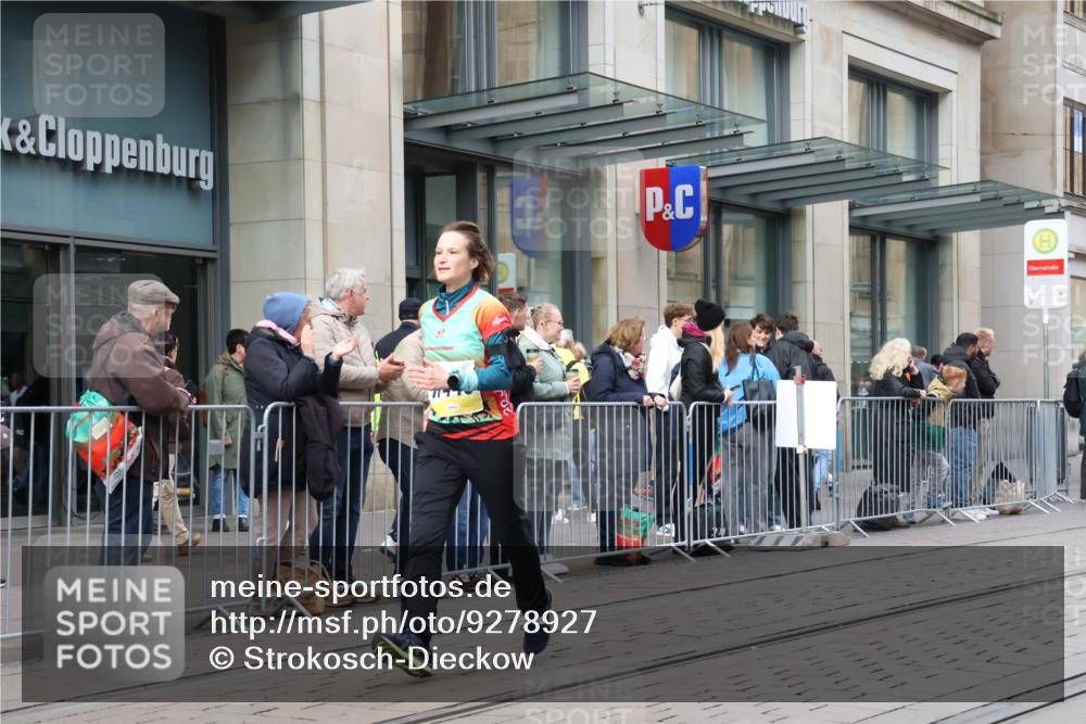 05.10.2025 - 20. swb-Marathon Bremen Strokosch-Dieckow http://msf.ph/oto/9278927 05.10.2025 11:15:21 Ziel 8844, 9567, 11112, 11113, 11440, 8844, 9567, 11112, 11113, 11440 meine-sportfotos.de