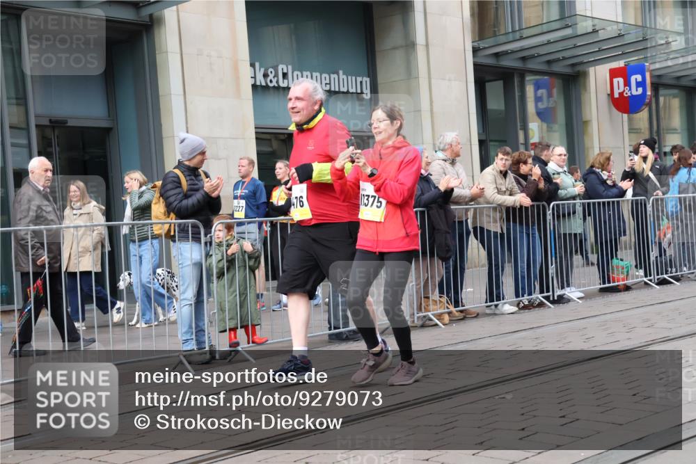 05.10.2025 - 20. swb-Marathon Bremen Strokosch-Dieckow http://msf.ph/oto/9279073 05.10.2025 11:15:32 Ziel 8476, 9567, 10355, 10831, 10846, 11375, 11440, 8476, 9567, 10355, 10831, 10846, 11375, 11440 meine-sportfotos.de