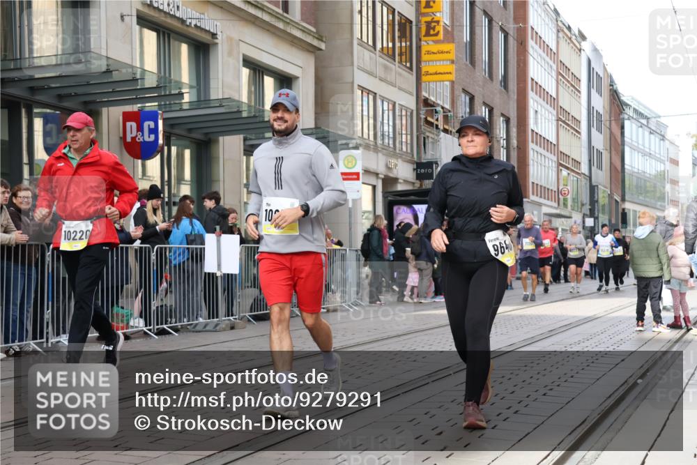 05.10.2025 - 20. swb-Marathon Bremen Strokosch-Dieckow http://msf.ph/oto/9279291 05.10.2025 11:15:41 Ziel 7109, 8476, 9640, 9679, 10220, 10340, 10355, 10564, 10635, 10831, 10846, 11331, 11375, 11378, 7109, 8476, 9640, 9679, 10220, 10340, 10355, 10564, 10635, 10831, 10846, 11331, 11375, 11378 meine-sportfotos.de