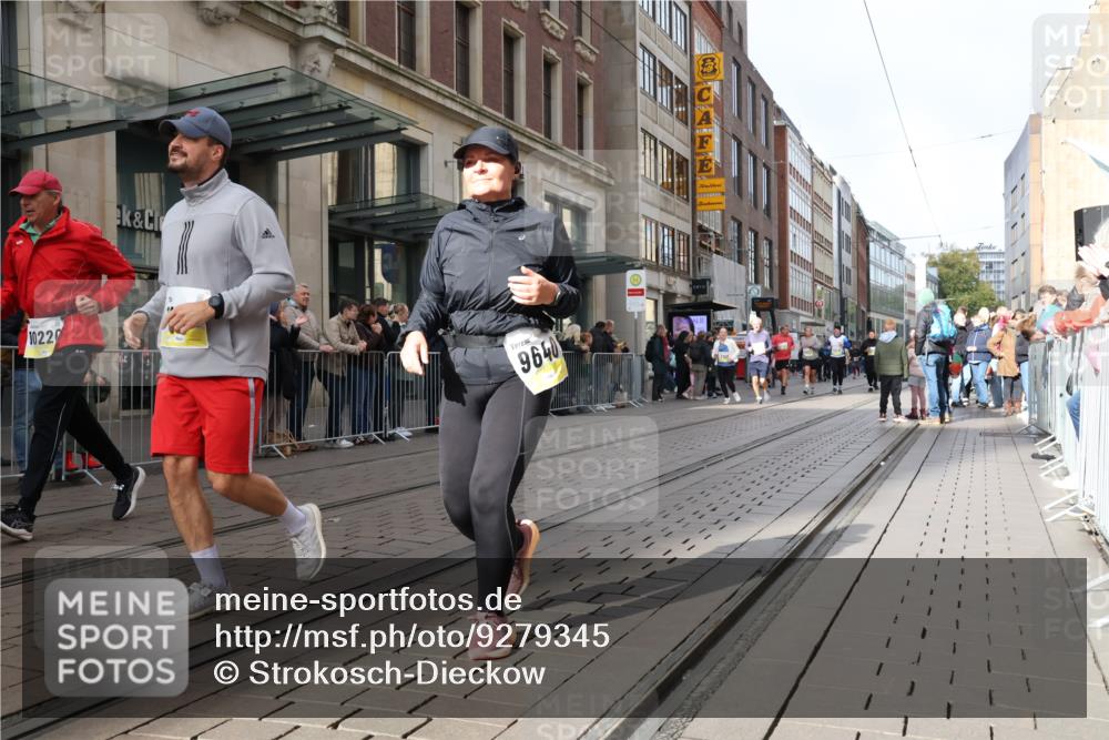 05.10.2025 - 20. swb-Marathon Bremen Strokosch-Dieckow http://msf.ph/oto/9279345 05.10.2025 11:15:43 Ziel 7109, 8476, 9640, 9679, 10220, 10339, 10340, 10355, 10564, 10635, 10831, 10846, 11331, 11375, 11378, 7109, 8476, 9640, 9679, 10220, 10339, 10340, 10355, 10564, 10635, 10831, 10846, 11331, 11375, 11378 meine-sportfotos.de
