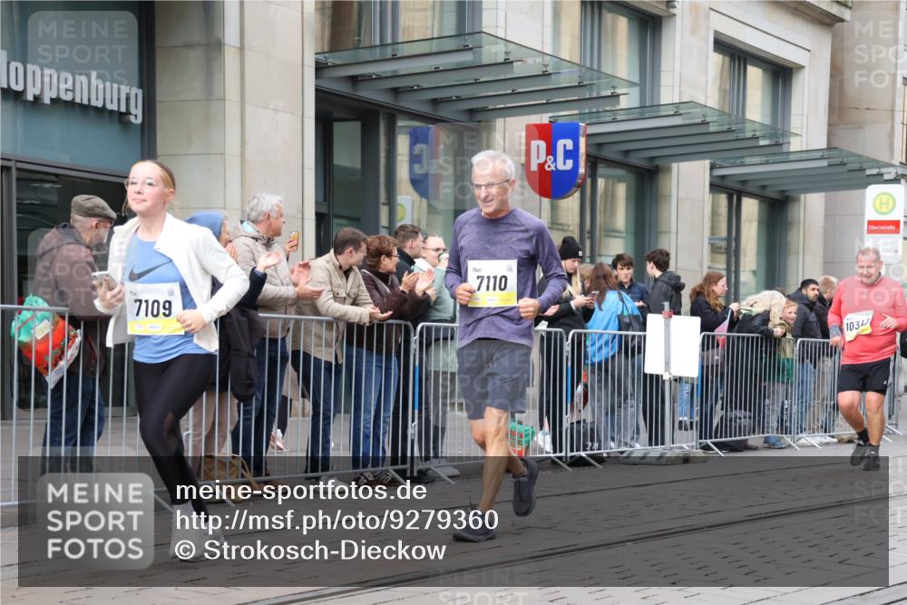 05.10.2025 - 20. swb-Marathon Bremen Strokosch-Dieckow http://msf.ph/oto/9279360 05.10.2025 11:15:48 Ziel 7109, 7110, 8476, 9640, 9679, 10220, 10339, 10340, 10355, 10564, 10635, 10831, 10846, 11247, 11331, 11375, 11378, 7109, 7110, 8476, 9640, 9679, 10220, 10339, 10340, 10355, 10564, 10635, 10831, 10846, 11247, 11331, 11375, 11378 meine-sportfotos.de