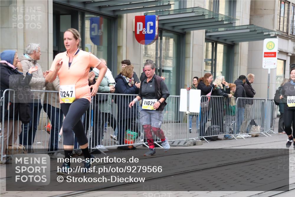 05.10.2025 - 20. swb-Marathon Bremen Strokosch-Dieckow http://msf.ph/oto/9279566 05.10.2025 11:15:58 Ziel 7109, 7110, 9640, 9679, 10023, 10083, 10220, 10339, 10340, 10379, 10450, 10564, 10635, 11029, 11247, 11331, 11358, 11378, 11404, 7109, 7110, 9640, 9679, 10023, 10083, 10220, 10339, 10340, 10379, 10450, 10564, 10635, 11029, 11247, 11331, 11358, 11378, 11404 meine-sportfotos.de