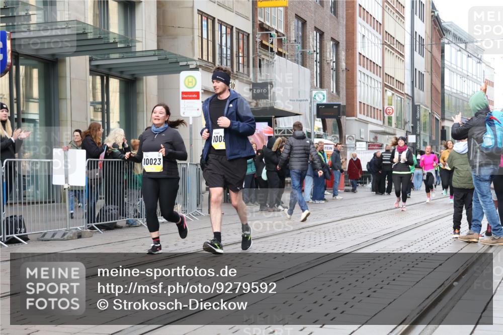 05.10.2025 - 20. swb-Marathon Bremen Strokosch-Dieckow http://msf.ph/oto/9279592 05.10.2025 11:15:58 Ziel 7109, 7110, 9640, 9679, 10023, 10083, 10220, 10339, 10340, 10379, 10450, 10564, 10635, 11029, 11247, 11331, 11358, 11378, 11404, 7109, 7110, 9640, 9679, 10023, 10083, 10220, 10339, 10340, 10379, 10450, 10564, 10635, 11029, 11247, 11331, 11358, 11378, 11404 meine-sportfotos.de