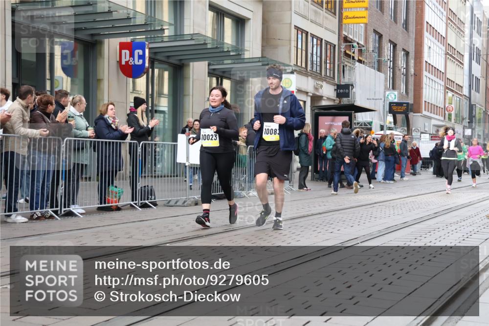 05.10.2025 - 20. swb-Marathon Bremen Strokosch-Dieckow http://msf.ph/oto/9279605 05.10.2025 11:15:59 Ziel 7109, 7110, 9640, 9679, 10023, 10083, 10220, 10339, 10340, 10379, 10450, 10564, 10635, 11029, 11247, 11331, 11358, 11378, 11404, 7109, 7110, 9640, 9679, 10023, 10083, 10220, 10339, 10340, 10379, 10450, 10564, 10635, 11029, 11247, 11331, 11358, 11378, 11404 meine-sportfotos.de