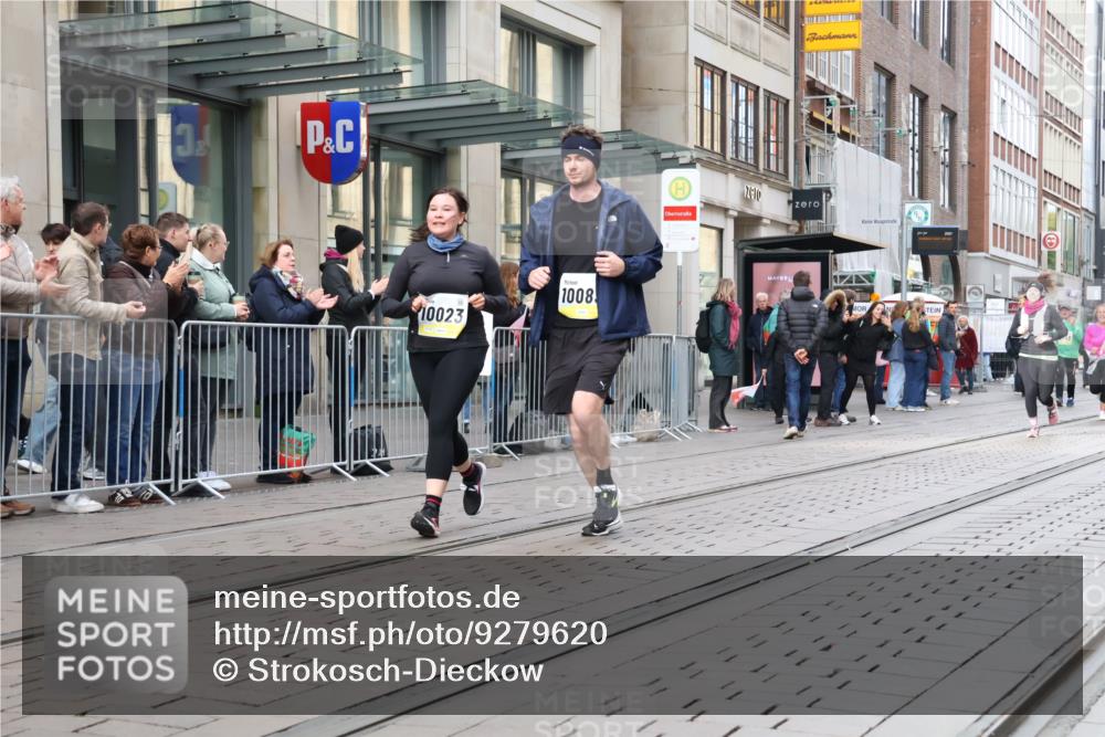 05.10.2025 - 20. swb-Marathon Bremen Strokosch-Dieckow http://msf.ph/oto/9279620 05.10.2025 11:16:00 Ziel 7109, 7110, 9640, 9679, 10023, 10083, 10220, 10339, 10340, 10379, 10450, 10564, 10635, 11029, 11247, 11331, 11358, 11378, 11404, 7109, 7110, 9640, 9679, 10023, 10083, 10220, 10339, 10340, 10379, 10450, 10564, 10635, 11029, 11247, 11331, 11358, 11378, 11404 meine-sportfotos.de