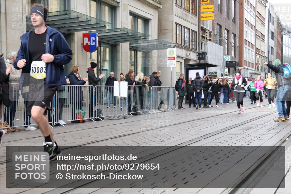 05.10.2025 - 20. swb-Marathon Bremen Strokosch-Dieckow http://msf.ph/oto/9279654 05.10.2025 11:16:01 Ziel 7110, 9640, 9679, 10023, 10083, 10339, 10340, 10379, 10450, 10564, 10635, 11029, 11247, 11358, 11378, 11404, 7110, 9640, 9679, 10023, 10083, 10339, 10340, 10379, 10450, 10564, 10635, 11029, 11247, 11358, 11378, 11404 meine-sportfotos.de