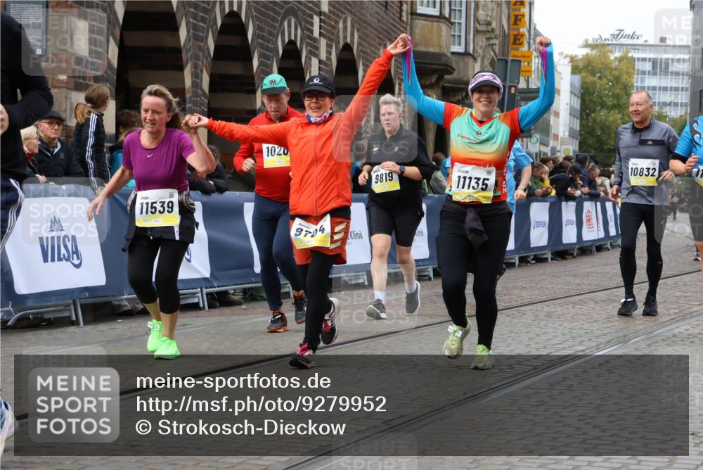 05.10.2025 - 20. swb-Marathon Bremen Strokosch-Dieckow http://msf.ph/oto/9279952 05.10.2025 11:14:16 Ziel 9695, 9724, 9818, 9819, 10114, 10115, 10201, 10832, 11135, 11539, 11555 meine-sportfotos.de