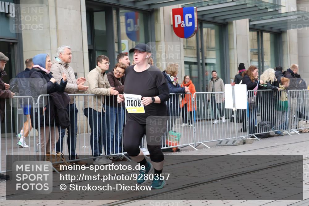 05.10.2025 - 20. swb-Marathon Bremen Strokosch-Dieckow http://msf.ph/oto/9280357 05.10.2025 11:16:53 Ziel 10759, 10874, 11008, 10759, 10874, 11008 meine-sportfotos.de