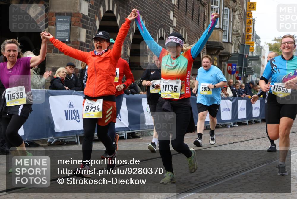 05.10.2025 - 20. swb-Marathon Bremen Strokosch-Dieckow http://msf.ph/oto/9280370 05.10.2025 11:14:17 Ziel 9695, 9724, 9818, 9819, 10114, 10115, 10201, 10832, 11135, 11539, 11555 meine-sportfotos.de