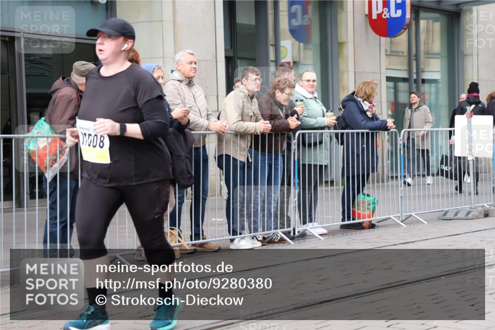 05.10.2025 - 20. swb-Marathon Bremen Strokosch-Dieckow http://msf.ph/oto/9280380 05.10.2025 11:16:54 Ziel 10759, 10874, 11008, 10759, 10874, 11008 meine-sportfotos.de