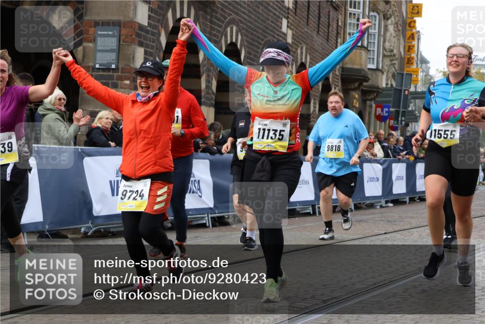 05.10.2025 - 20. swb-Marathon Bremen Strokosch-Dieckow http://msf.ph/oto/9280423 05.10.2025 11:14:18 Ziel 9695, 9724, 9818, 9819, 10114, 10115, 10201, 10832, 11135, 11539, 11555 meine-sportfotos.de