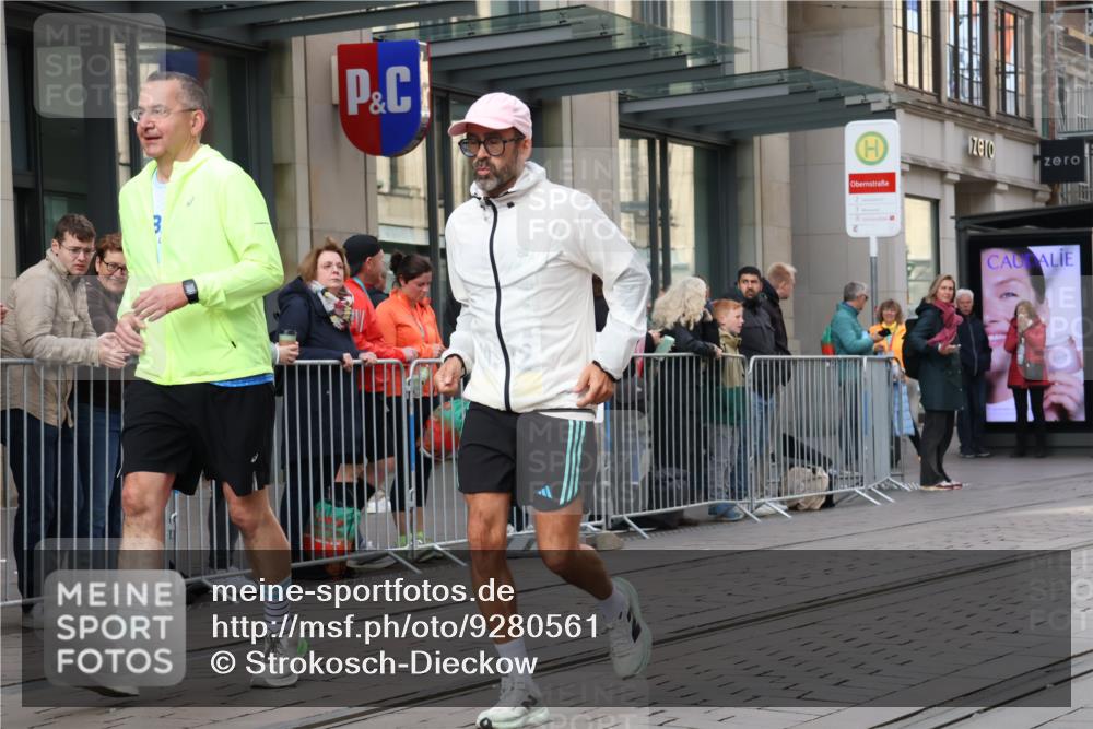 05.10.2025 - 20. swb-Marathon Bremen Strokosch-Dieckow http://msf.ph/oto/9280561 05.10.2025 11:17:15 Ziel 9805, 9869, 10312, 10465, 9805, 9869, 10312, 10465 meine-sportfotos.de