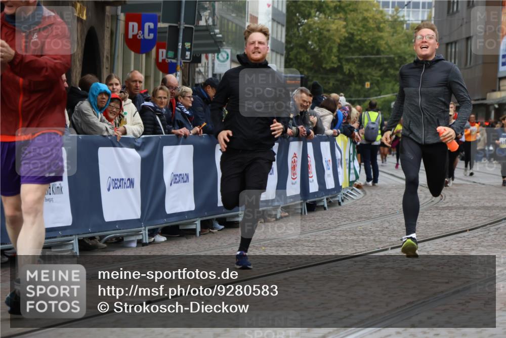05.10.2025 - 20. swb-Marathon Bremen Strokosch-Dieckow http://msf.ph/oto/9280583 05.10.2025 11:14:31 Ziel 9861, 9970, 10292, 10722, 11072, 11139, 11473 meine-sportfotos.de