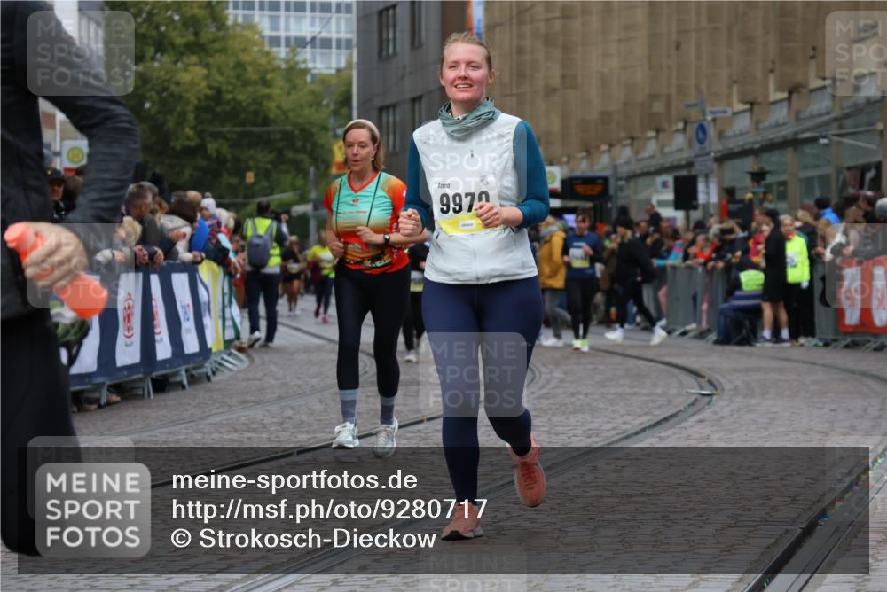 05.10.2025 - 20. swb-Marathon Bremen Strokosch-Dieckow http://msf.ph/oto/9280717 05.10.2025 11:14:33 Ziel 9861, 9970, 10292, 10722, 11072, 11139, 11473 meine-sportfotos.de