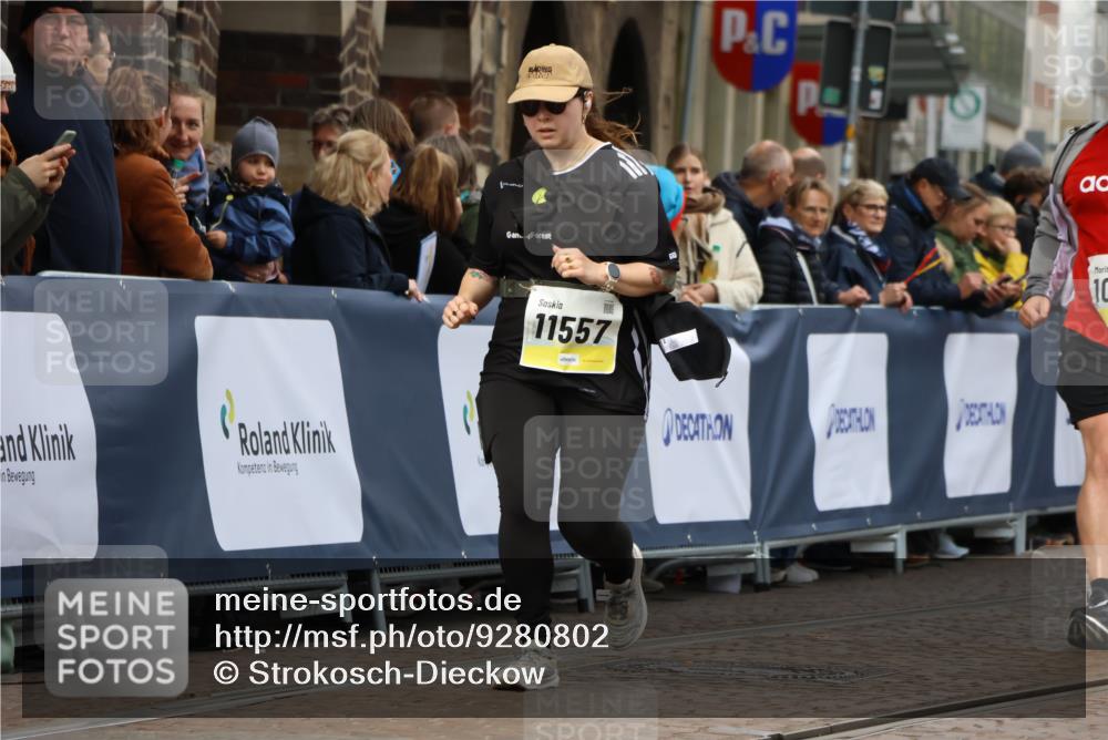05.10.2025 - 20. swb-Marathon Bremen Strokosch-Dieckow http://msf.ph/oto/9280802 05.10.2025 11:14:44 Ziel 9303, 10602, 11448, 11557 meine-sportfotos.de
