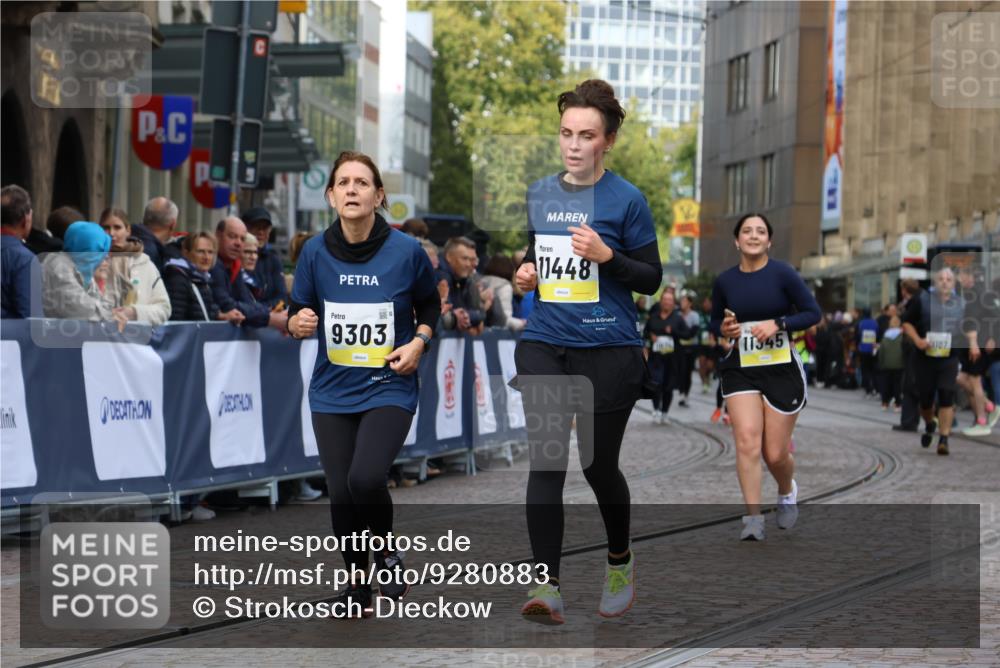05.10.2025 - 20. swb-Marathon Bremen Strokosch-Dieckow http://msf.ph/oto/9280883 05.10.2025 11:14:48 Ziel 9303, 10602, 11448, 11557 meine-sportfotos.de
