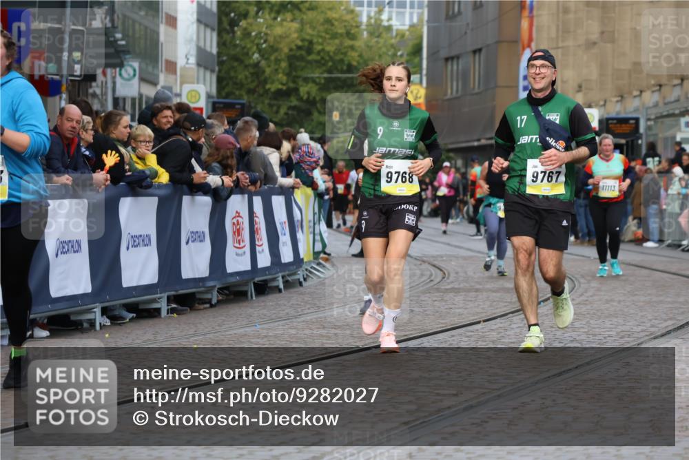 05.10.2025 - 20. swb-Marathon Bremen Strokosch-Dieckow http://msf.ph/oto/9282027 05.10.2025 11:15:16 Ziel 9441, 9643, 9767, 9768, 11293 meine-sportfotos.de