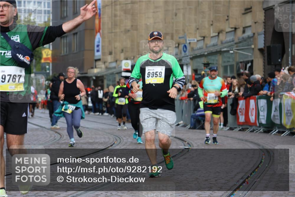 05.10.2025 - 20. swb-Marathon Bremen Strokosch-Dieckow http://msf.ph/oto/9282192 05.10.2025 11:15:20 Ziel 9441, 9643, 9767, 9768, 9959, 10976 meine-sportfotos.de