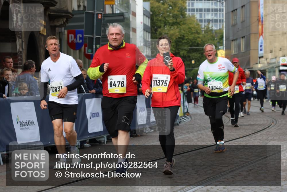 05.10.2025 - 20. swb-Marathon Bremen Strokosch-Dieckow http://msf.ph/oto/9282564 05.10.2025 11:15:55 Ziel 8476, 10355, 10831, 10846, 11375 meine-sportfotos.de