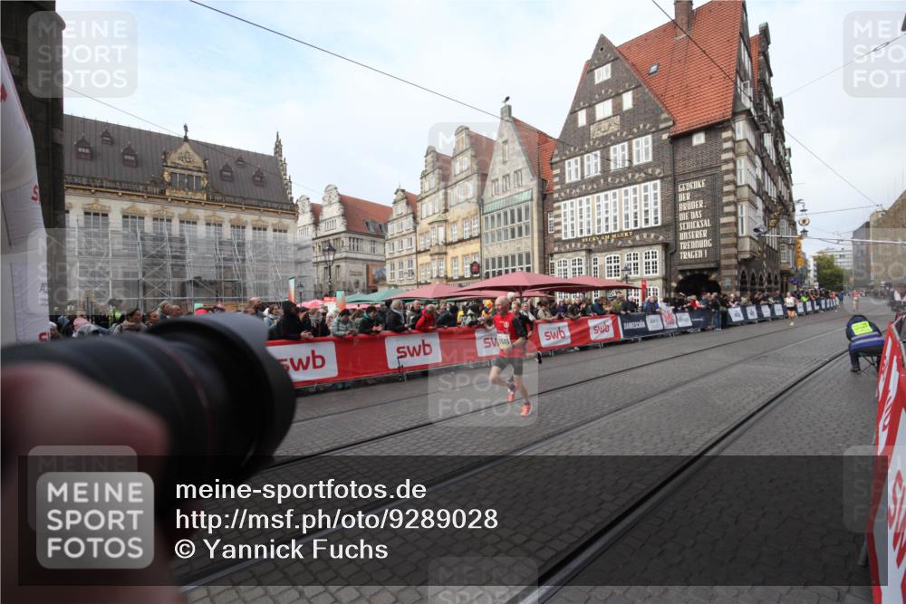 05.10.2025 - 20. swb-Marathon Bremen Yannick Fuchs http://msf.ph/oto/9289028 05.10.2025 10:40:30 Ziel 10070, 10565, 10686 meine-sportfotos.de