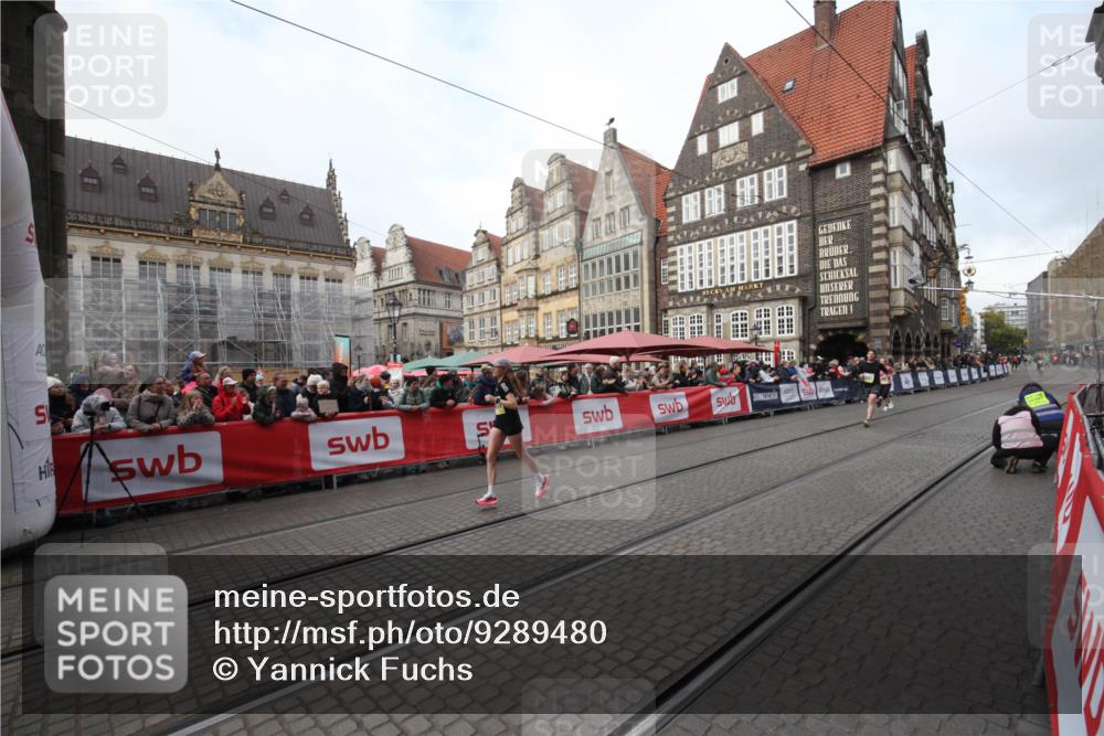 05.10.2025 - 20. swb-Marathon Bremen Yannick Fuchs http://msf.ph/oto/9289480 05.10.2025 10:44:29 Ziel 9361, 10505, 10666 meine-sportfotos.de