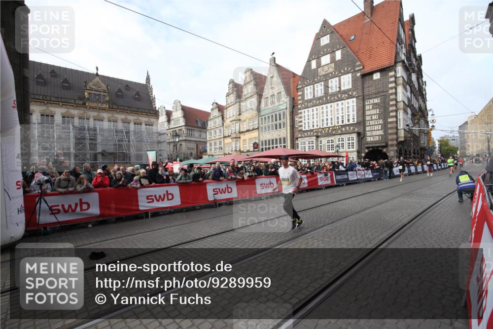 05.10.2025 - 20. swb-Marathon Bremen Yannick Fuchs http://msf.ph/oto/9289959 05.10.2025 10:47:54 Ziel 9929, 10929 meine-sportfotos.de
